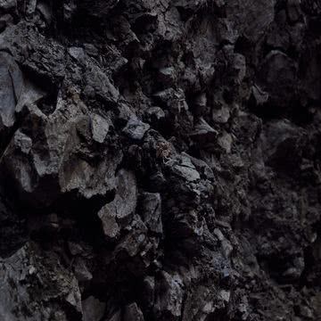 黒い岩肌