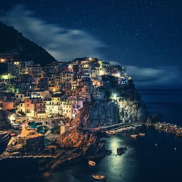 海辺の町の夜景