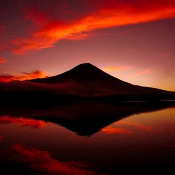 夕焼けに染まる富士山