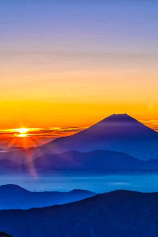 富士山と日の出の太陽