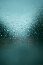 ガラス越しの雨の風景