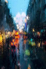 ガラス越しの雨の街