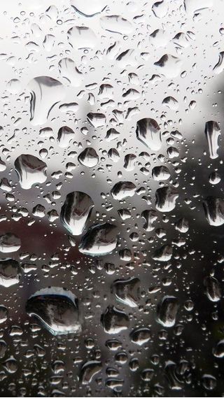 雨に濡れたガラス