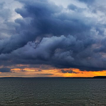 曇り空と海