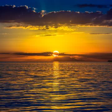 水平線に夕日