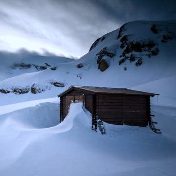 雪山のロッジ