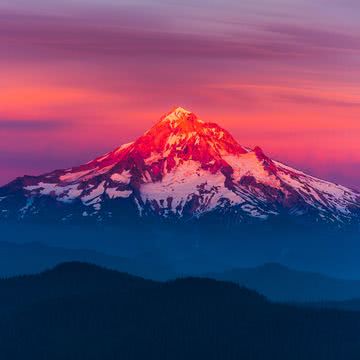 夕日に染まる山