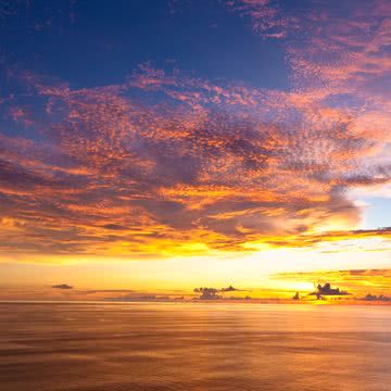 夕焼けに輝く海