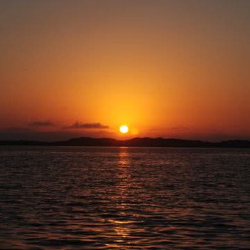 水平線に沈む太陽