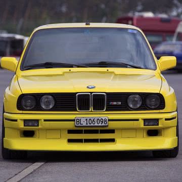 黄色いBMW E30