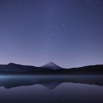 星空と湖