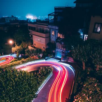 曲がりくねった道路