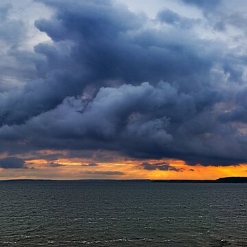 夕暮れの曇り空