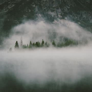 深い霧につつまれた山