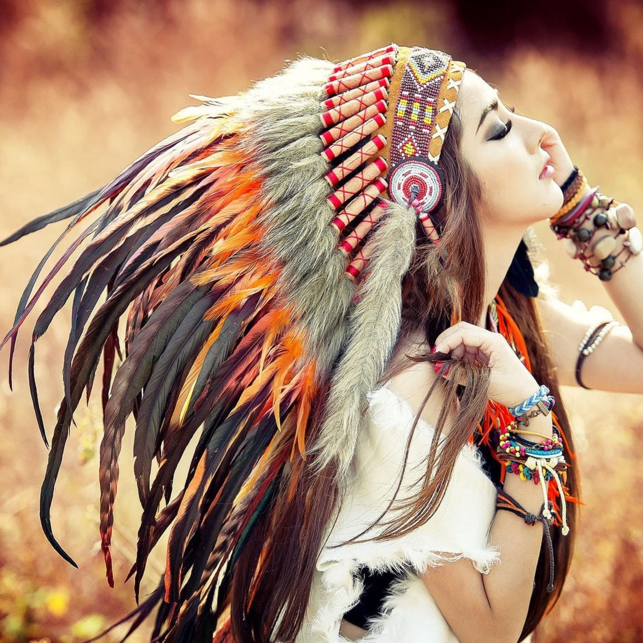 Ethnic music best. Индейцы СКВО Северной Америки. Индейцы девушки. Девушка в индейском головном уборе. Девушка в индейском наряде.