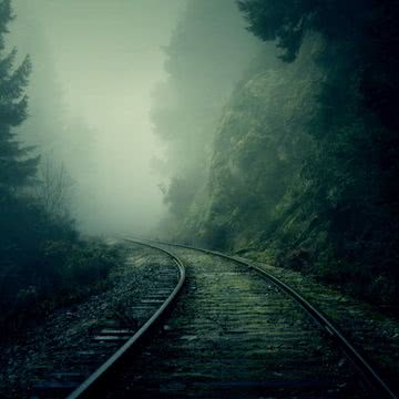 暗い霧につつまれた線路