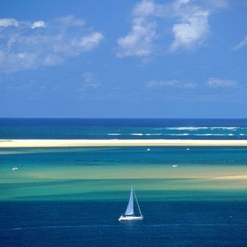 ヨットの浮かぶ海