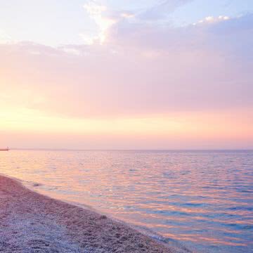 海辺の淡い夕焼け