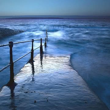 海の中へ続く道