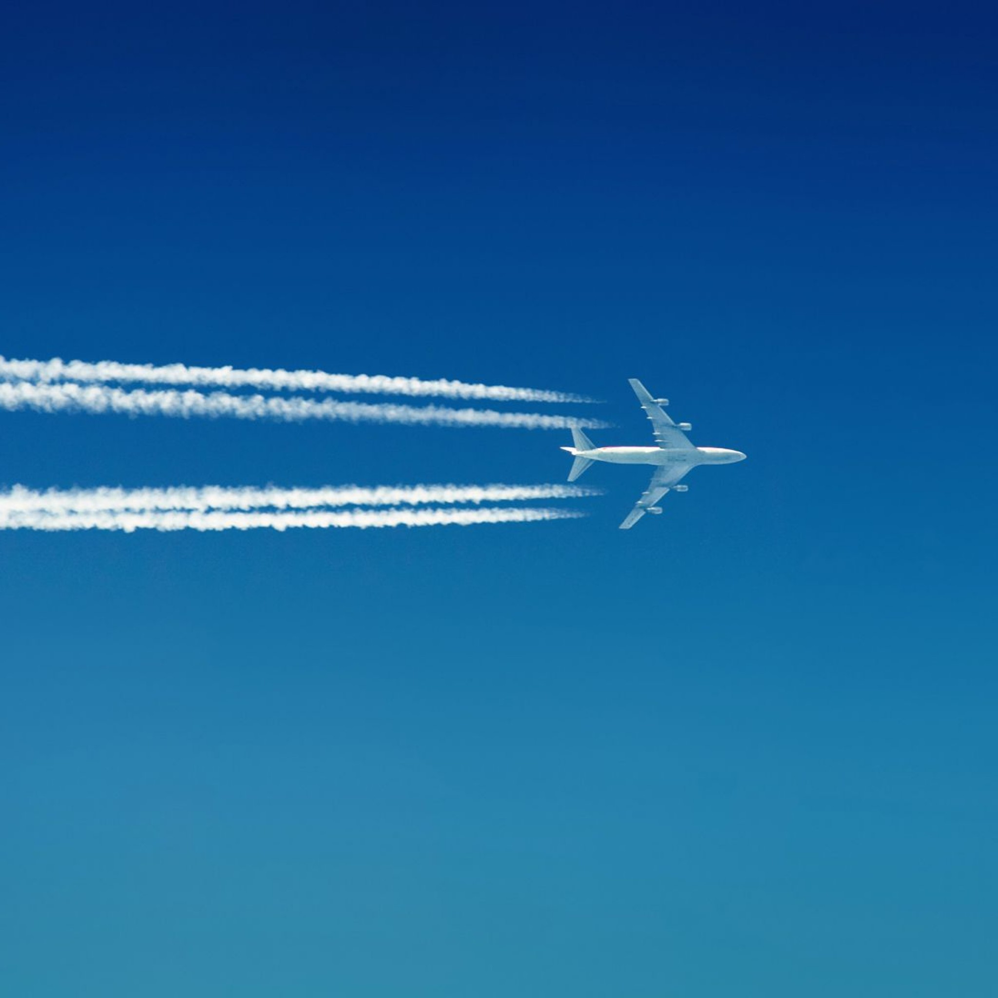 Самолет в небе. Инверсионный след Боинг 747. Инверсионный след Airbus a340. Boeing 747 химтрейлы. Ил 76 инверсионный след.