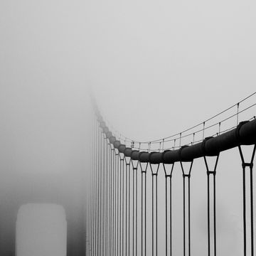 霧の中の橋