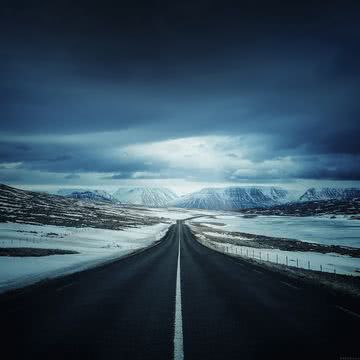 雪の中の道路