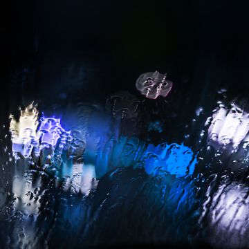 ガラス越しの雨