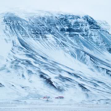 雪につつまれた山