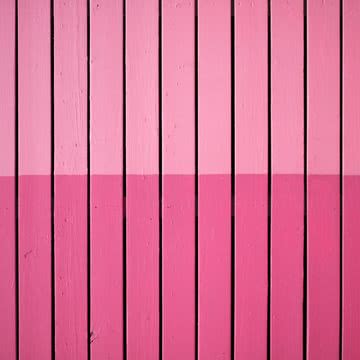 ピンク色の板の壁