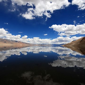 青い湖と空