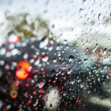 雨に濡れたガラス窓