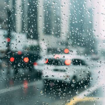 車窓からの雨