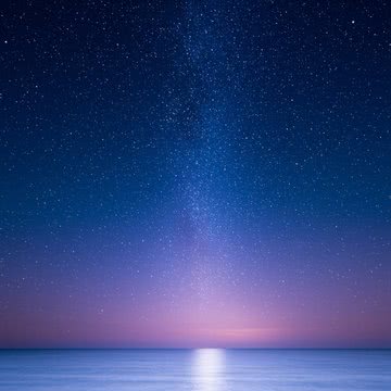 穏やかな海に浮かぶ星空