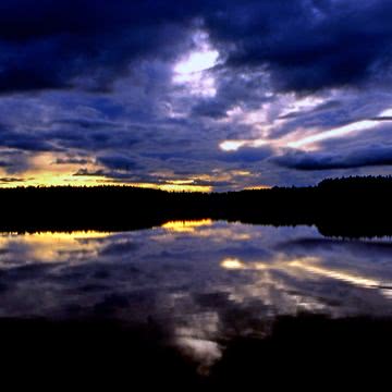 夕暮れの湖