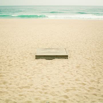 砂浜に埋まった木箱