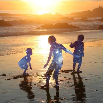 夕方の浜辺で遊ぶ子供たち