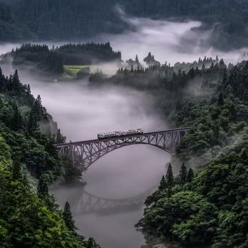 山間の鉄橋