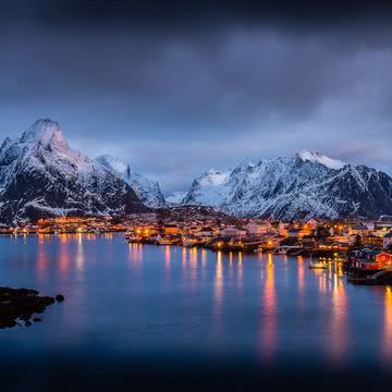 ノルウェーの水辺の夜景