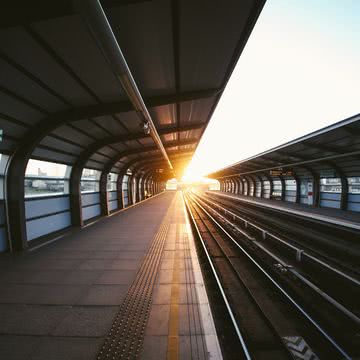 誰もいない朝の駅