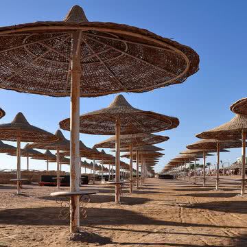 iPhone壁紙Umbrellas, Beach, …