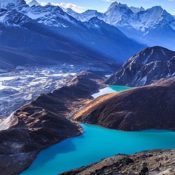 山間の湖