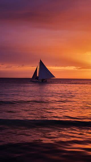 夕暮れの海に浮かぶヨット