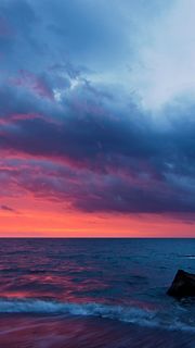 夕焼けに赤く染まる水平線