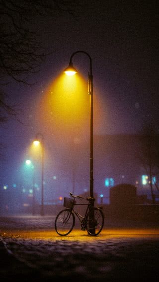 【125位】街灯に照らされた自転車|夜景のiPhone壁紙