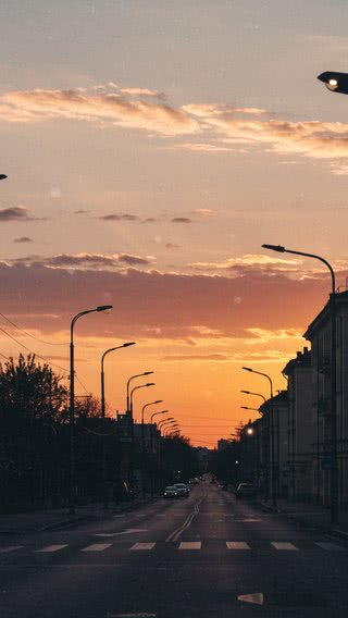 夕暮れの街並み|道路のiPhone壁紙