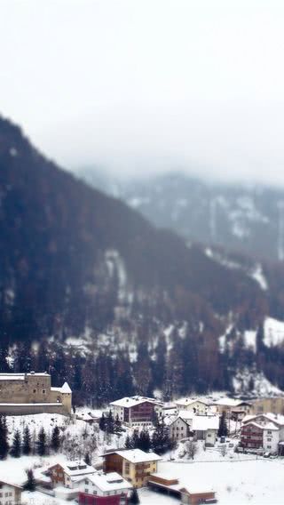 山の麓の雪に包まれた冬の街