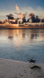 夕暮れの静かな浜辺