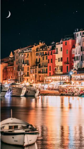 イタリアの水辺の夜景