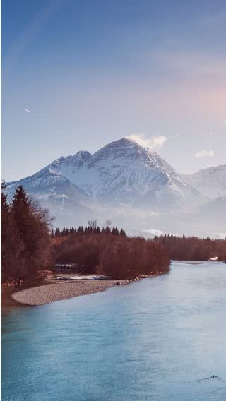 湖と山