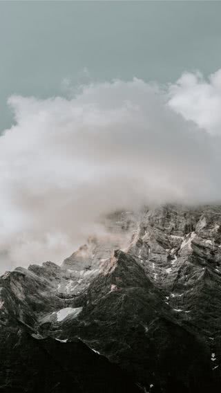 雲がかかっている山